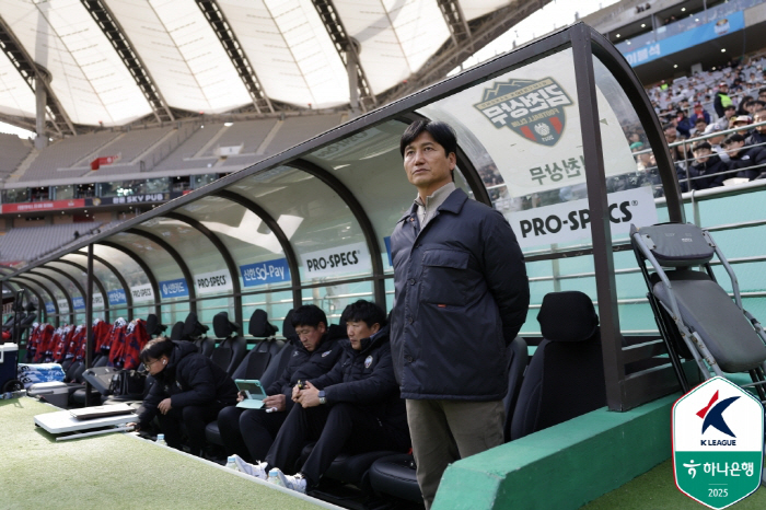 Coach Chung Jung-yong, who was in a bad environment at the stadium, gave up his preparation and had no choice but to respond with an anomaly 