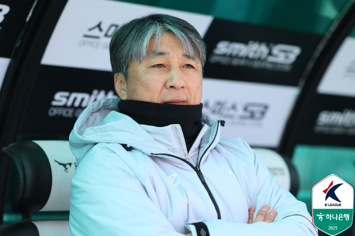 Coach Jeon Kyung-joon, who aims to do his best no matter who he does, tells him that he should be born again. 