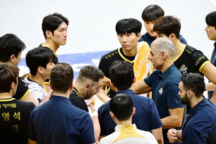 Director, you're going to compliment me today, right? Kim Woojin is frustratedSamsung Fire & Marine Insurance Co., KB ranked second in a row in 10 consecutive wins, a major incident 