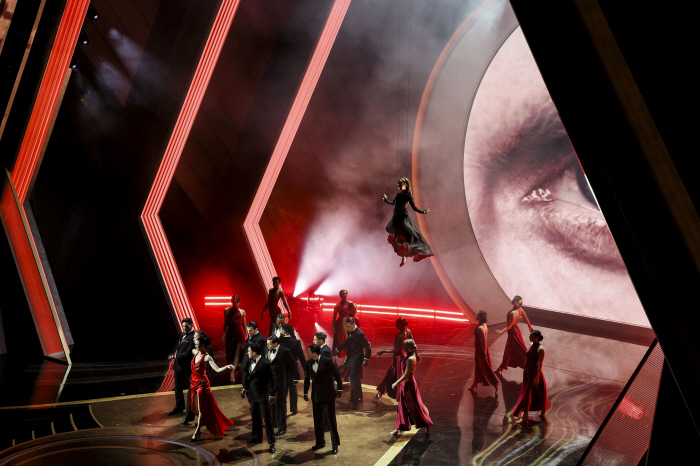  K-pop appeared on a wire ★…Lisa, you're really fascinated by the Academy's celebratory performance