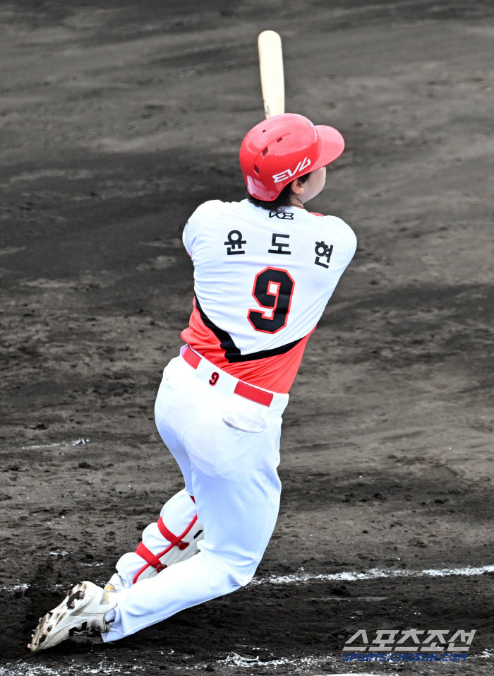 Lee Beom-ho finally laughed. Lee Woo-sung Solo Yoon Do-hyun, two-run KIA, came from behind to beat KT for four consecutive 6-2 wins, and reported his first win this year