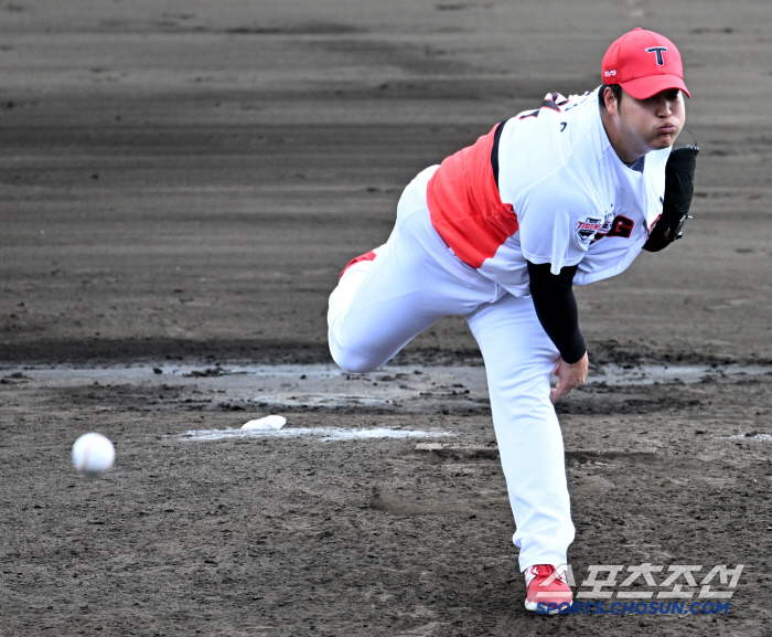 Lee Beom-ho finally laughed. Lee Woo-sung Solo Yoon Do-hyun, two-run KIA, came from behind to beat KT for four consecutive 6-2 wins, and reported his first win this year
