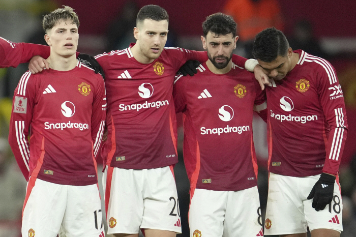 Manchester United, which even failed the FA Cup due to Ferguson, and Ferguson, who passed the legendary Manchester United slump in a mess