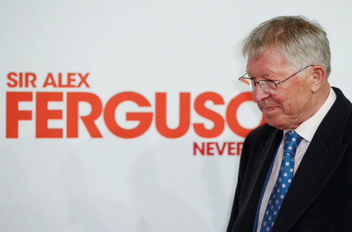 Manchester United, which even failed the FA Cup due to Ferguson, and Ferguson, who passed the legendary Manchester United slump in a mess