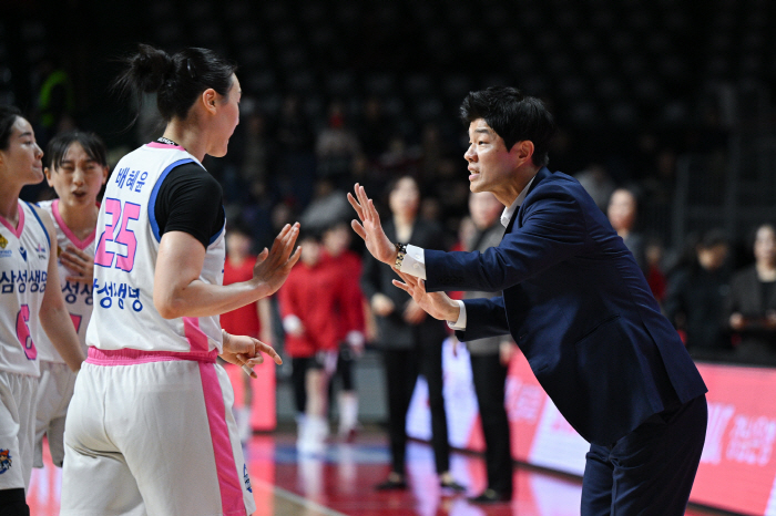  Samsung Life Insurance Director Ha Sang-yoon is behind in his seasoned and powerful skills