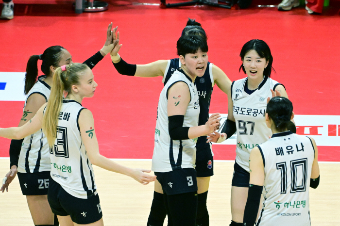 One point difference in five sets. How dare a rookie do this?Korea Expressway Corporation Overpowers Pepper Savings Bank for the first 4 consecutive wins of the season → 4th place