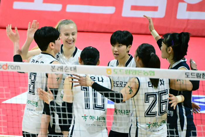 One point difference in five sets. How dare a rookie do this?Korea Expressway Corporation Overpowers Pepper Savings Bank for the first 4 consecutive wins of the season → 4th place