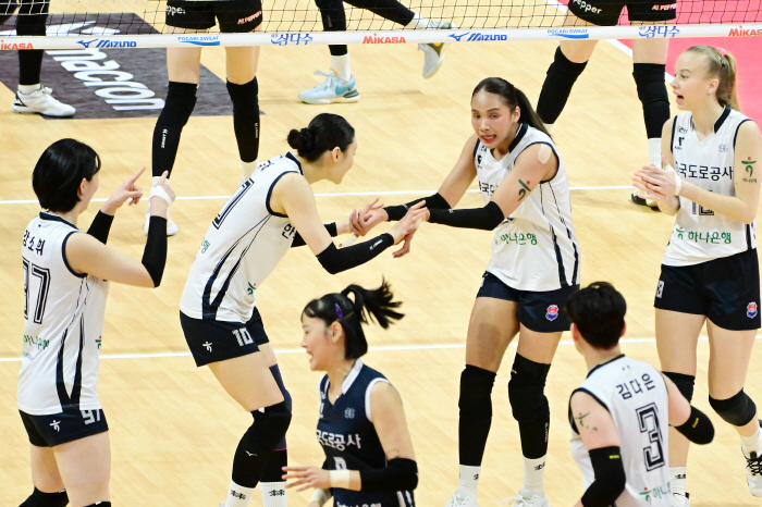 One point difference in five sets. How dare a rookie do this?Korea Expressway Corporation Overpowers Pepper Savings Bank for the first 4 consecutive wins of the season → 4th place
