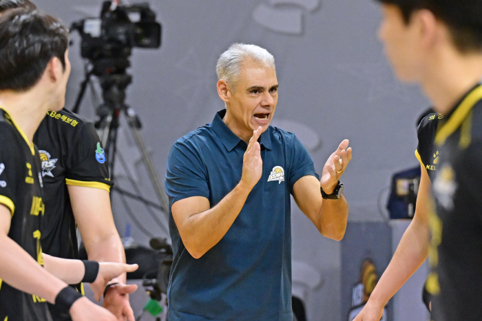 The record of 10 consecutive wins was canceled, and coach Afonso is not disappointed. It's a brilliant defeat. Why? 
