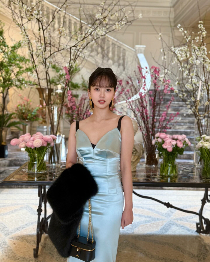  Ant-waist  alluring beauty Kim So-hyun, with her amazing satin dress, showing off her fatal charm