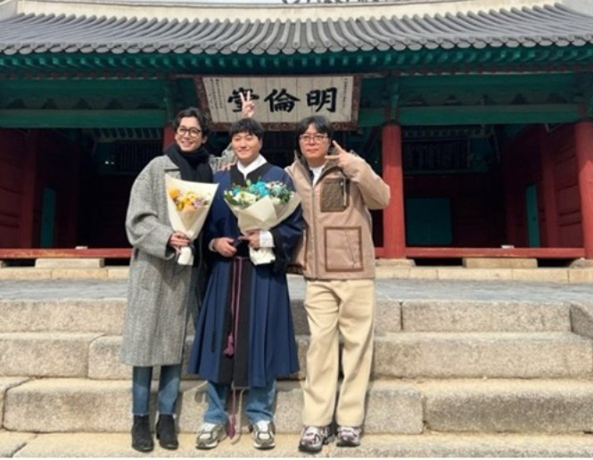  'Entrance after 5 steps, graduation after 21 years.' Kim Dae-myung throws a bachelor's hat and 'moment of emotion.'