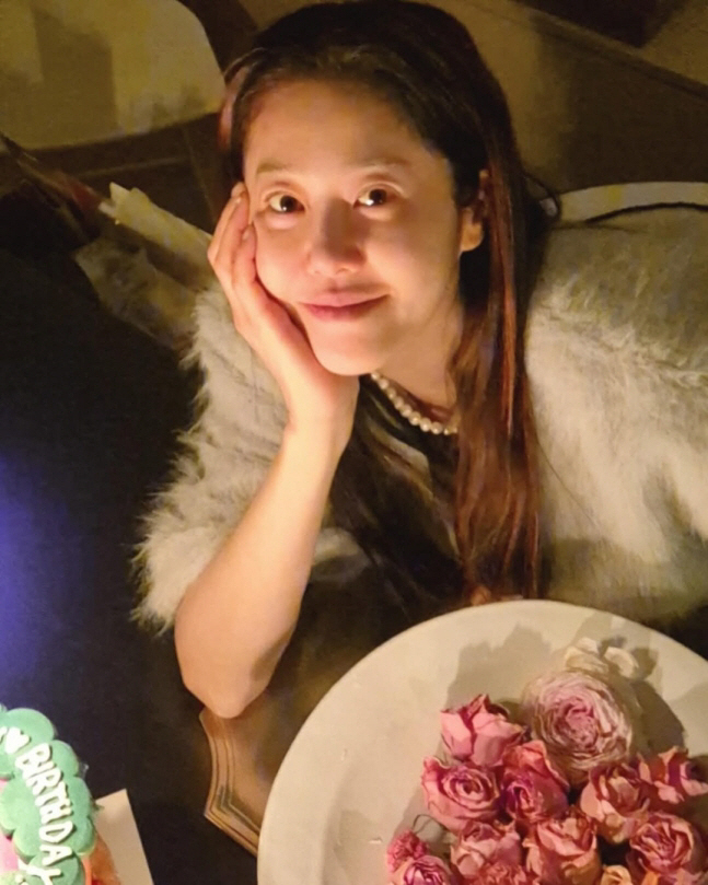  Ko Hyun-jung, who has flawless skin in her 50s, reveals her bare face for her birthday