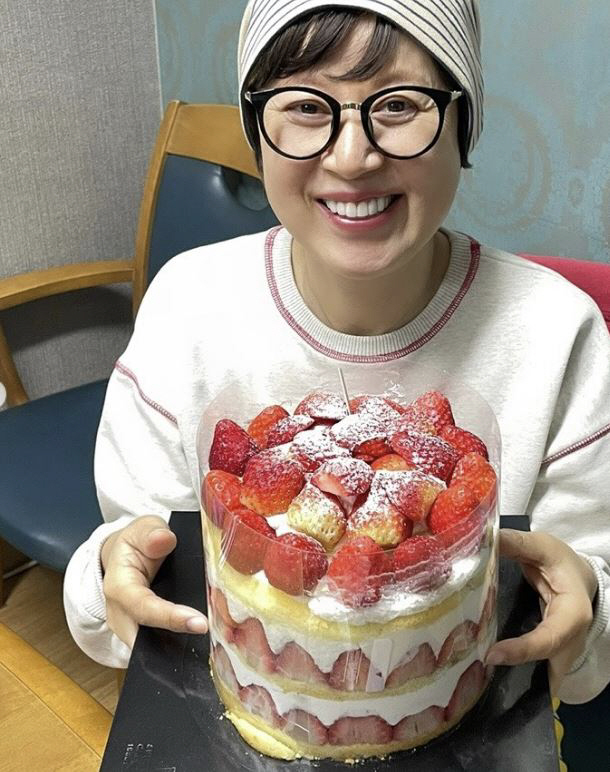  'Thank you for getting a year older.' Park Mi-sun is touched by her husband Lee Bong-won's birthday cake