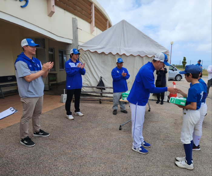 This leads to a 10-year friendship...Samsung, Onna Son Baseball Meet You as a Special Gift Pro in the Future