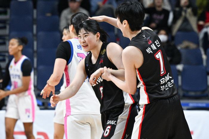 Why did veteran Park Hye-jin, who led BNK's victory, stroke Lee So-hee's head?