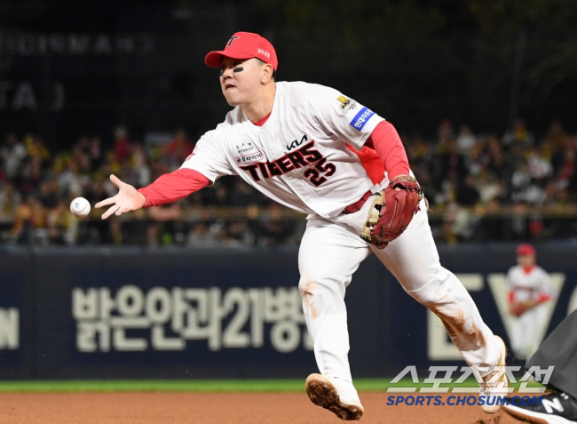 It was hard to catch the true throw that the big gun who left the first base and returned to the outfield told the top shortstop and MVP. I'm sorry I didn't catch you.