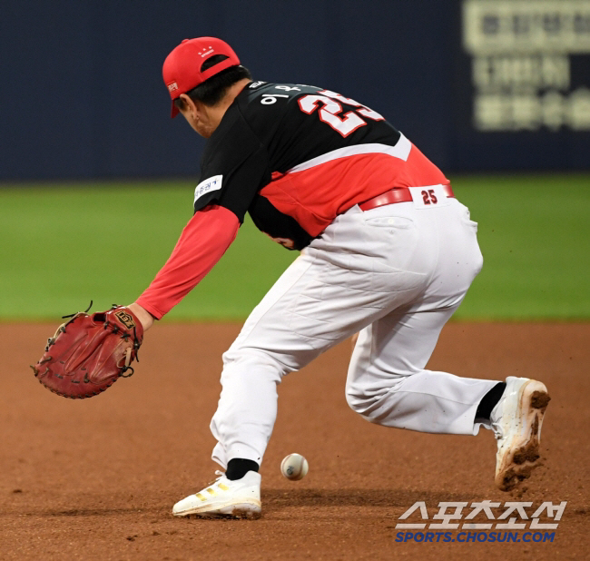 It was hard to catch the true throw that the big gun who left the first base and returned to the outfield told the top shortstop and MVP. I'm sorry I didn't catch you.