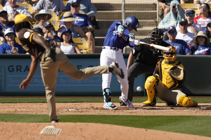 Kim Hye-sung disappeared from the expected lineup, and Roberts' sigh is far from being a complete hitter with a cold gaze on a hitter in his 10% range