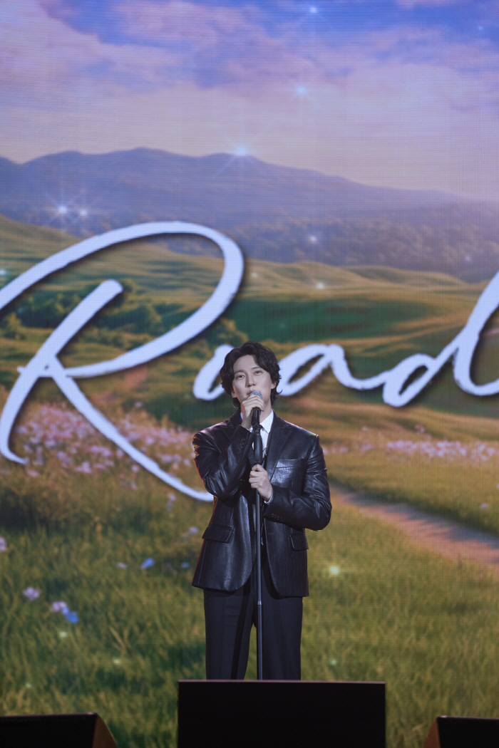 Kim Nam-gil talks with fans for 310 minutes..2025 fan meeting tour 'Road to Gil' in Seoul