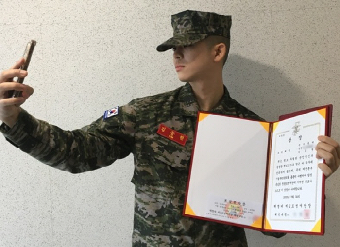  Kim Gu-ra's son, who became an 'exemplary Marine,' looks dashing