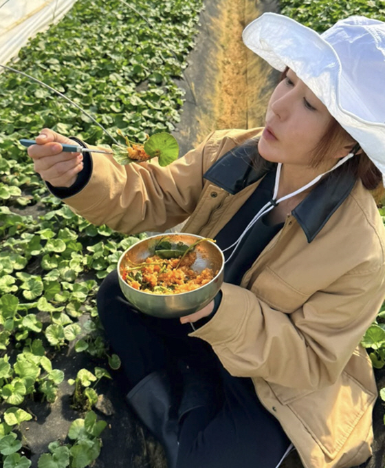 S.E.S. Shue Breaks Illegal Gambling and Harvests Bottle Grass on a 1,500-pyeong farm with a farming shovel in the countryside