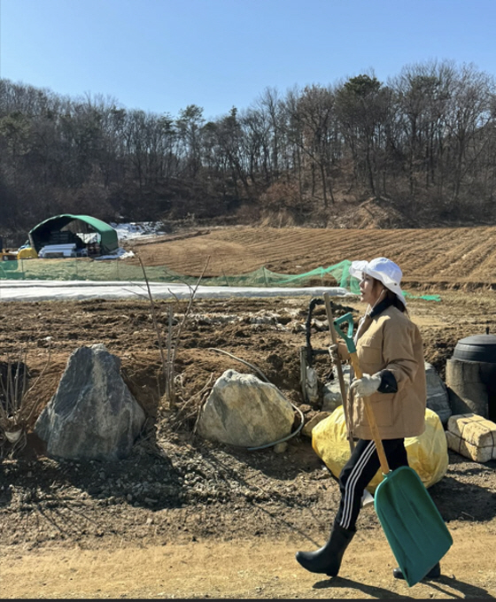 S.E.S. Shue Breaks Illegal Gambling and Harvests Bottle Grass on a 1,500-pyeong farm with a farming shovel in the countryside