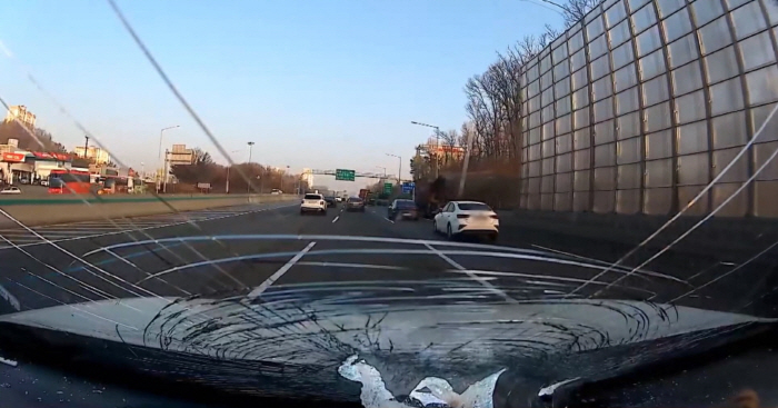 Yewon, I was shocked to see the bloody face of a lump of iron flying on the highway (Hannbley)