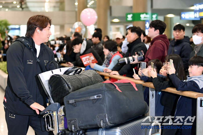 Baseball players, what day is it? The story of three KIA, LG, and SSG managers sitting side by side → A rare scene in which the same plane enters the country together