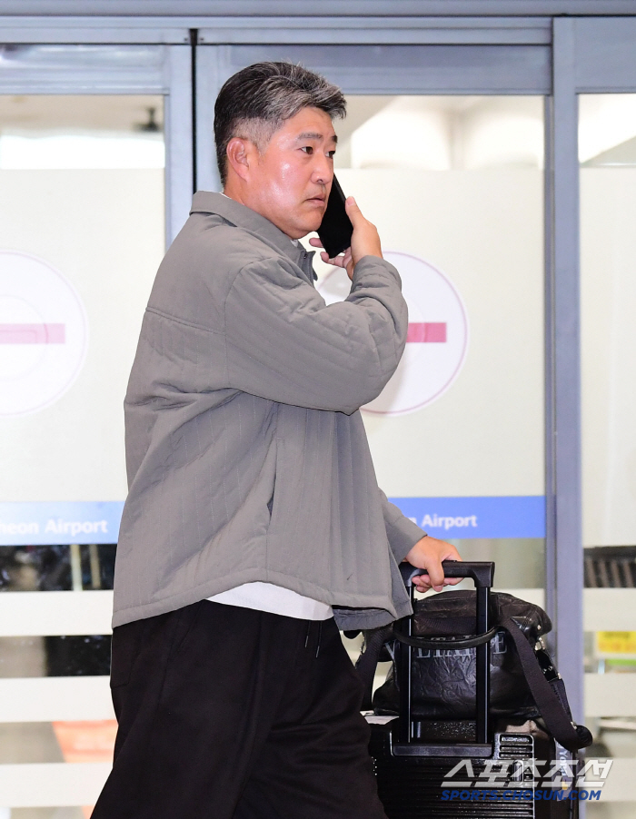 Baseball players, what day is it? The story of three KIA, LG, and SSG managers sitting side by side → A rare scene in which the same plane enters the country together