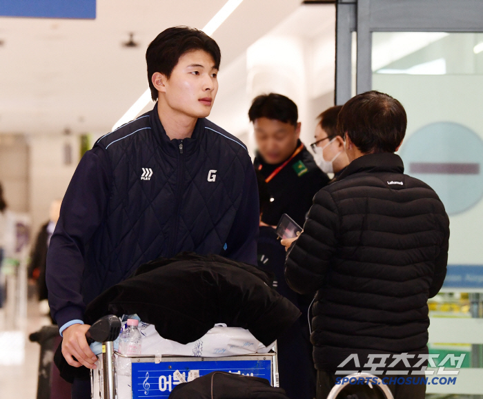 Captain Jeon Jun-woo and cell phone Sammae-kyung Hwang Sung-bin returned home after the giant army's spring camp