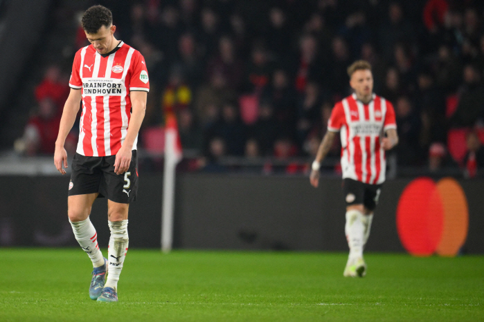 Park Ji-sung didn't do this...PSV, who suffered a crushing defeat in the Champions' home turf, even rewrote a humiliating record