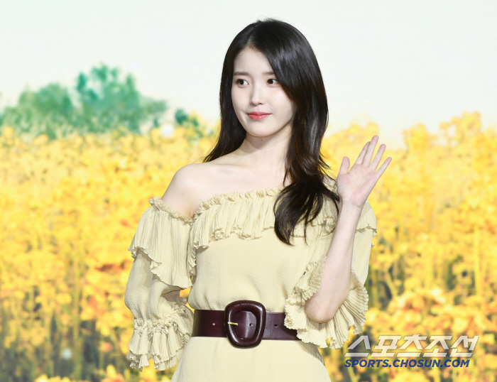  IU, lovely hand gesture