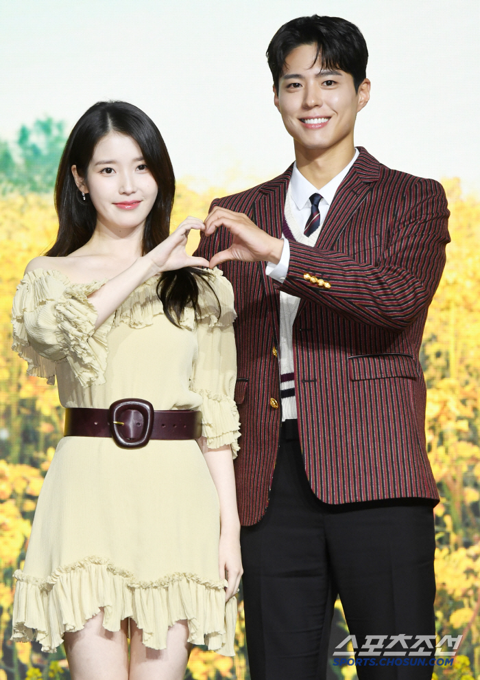  IU Park Bo Gum, brilliant hand heart