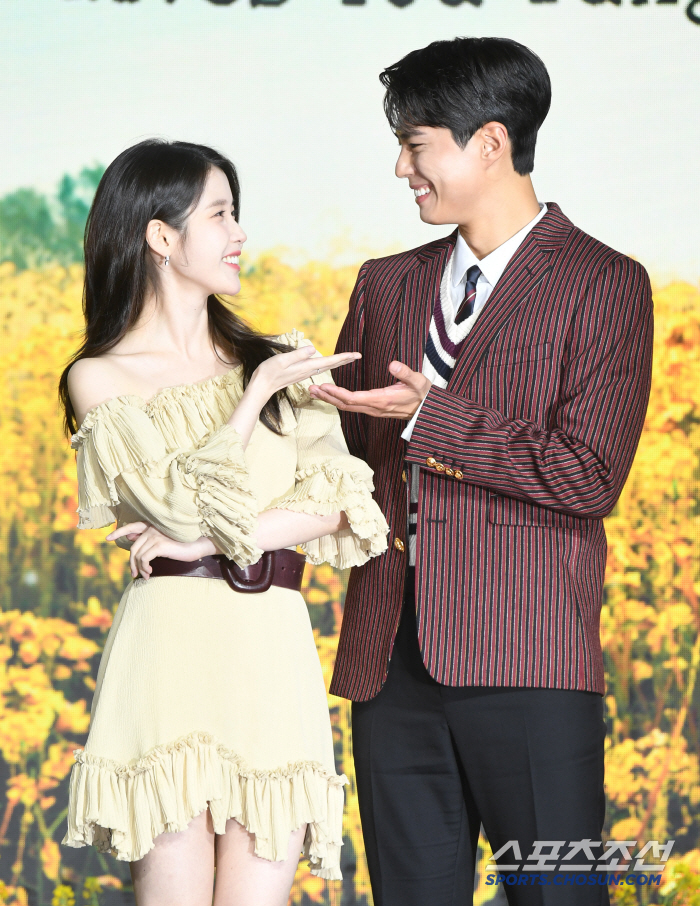  IU Park Bo-gum, honey falling eye contact