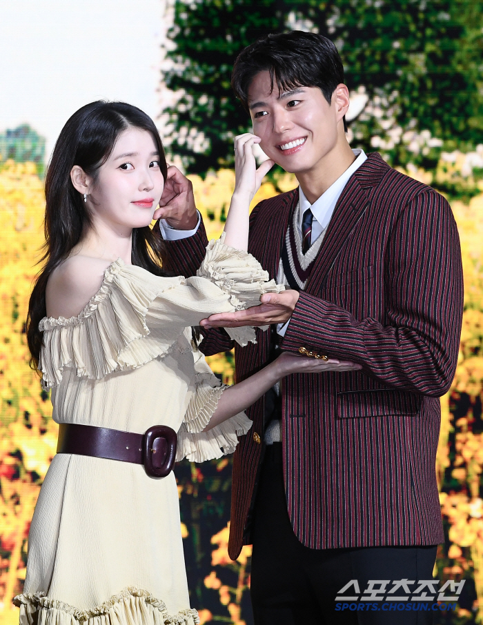  IU Park Bo Gum, a love shot full of love