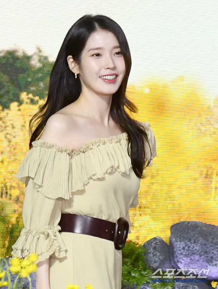  IU's smile that calls for spring