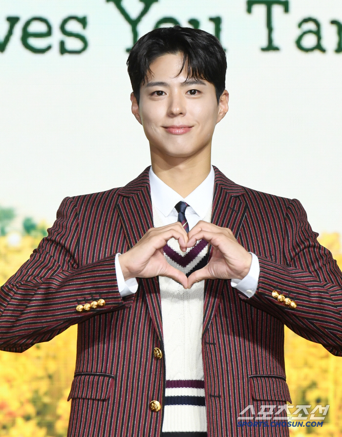  Park Bo Gum, lovely hand heart