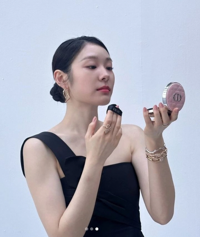  'How much prettier are you going to be?' Kim Yu-na's Fatal Black Dress  Red Lip Appearance