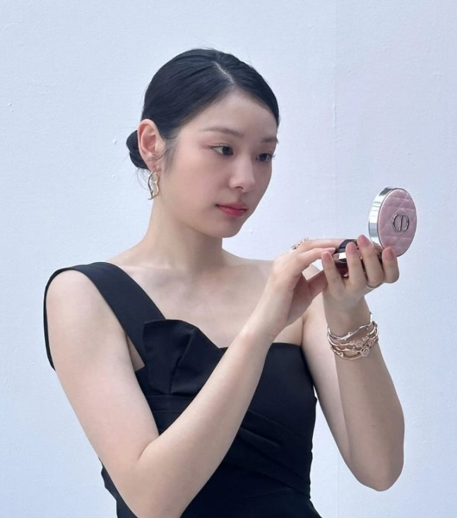  'How much prettier are you going to be?' Kim Yu-na's Fatal Black Dress  Red Lip Appearance