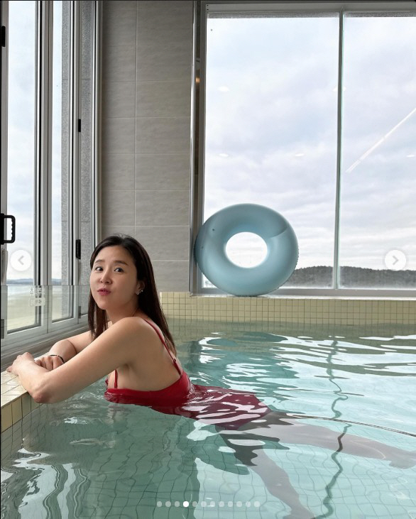 Shin Ji lost 11kg and confidently exposed her swimsuit...an eye-catching red swimsuit