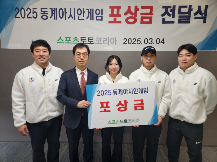 Sports Toto Korea delivers rewards to Kim Gun-woo and Lee So-yeon, medalists at the 2025 Winter Asian Games