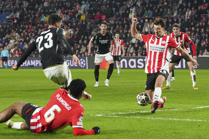  7 goals! Arsenal! Resurrected their attacking instincts after going scoreless in the last two games! PSV won 7-1 away