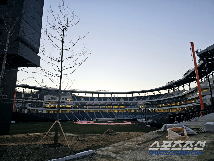 After a home run batting accident and worrying about free spectators, Daejeon Hanwha Life Ball Park will build additional outfield on the left side in question