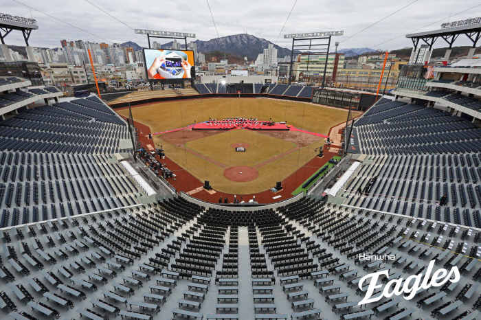 After a home run batting accident and worrying about free spectators, Daejeon Hanwha Life Ball Park will build additional outfield on the left side in question