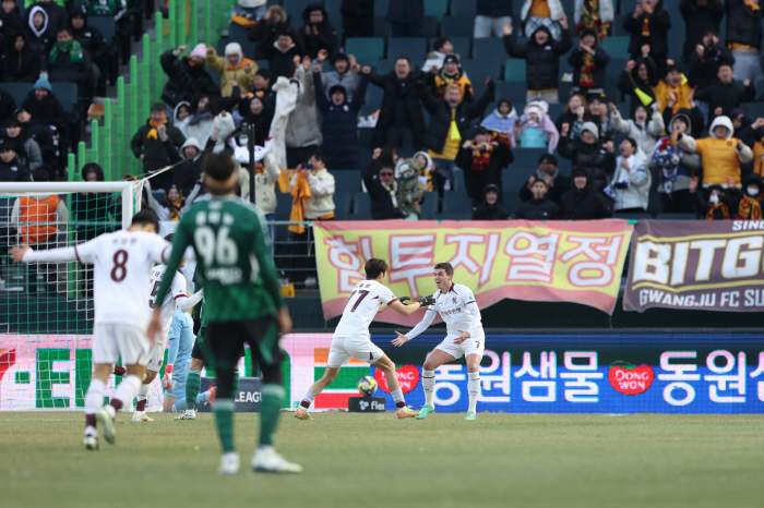 Dak-gong has been revived, but there is no first goal...Incomplete Jeonbuk's dilemma, the solution that Foyet will come up with is