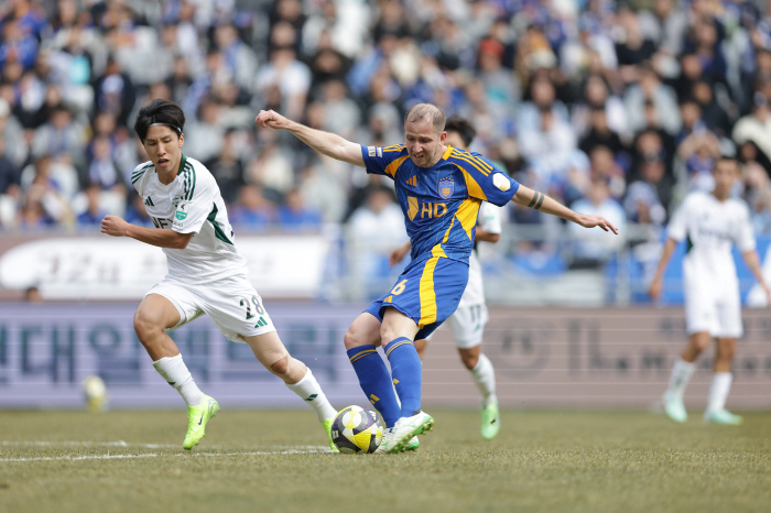 Dak-gong has been revived, but there is no first goal...Incomplete Jeonbuk's dilemma, the solution that Foyet will come up with is