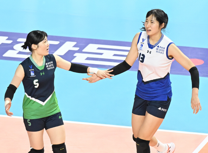 The first set was a 13-point defeat → I was full of desire to win! Jung Ji-yoon scored 25 points, Hyundai Engineering & Construction grabbed No. 1 Heungkuk and stood shoulder to shoulder with Jeong Kwan-jang 