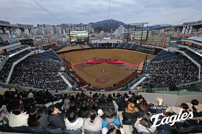 I avoided Monster Wall! The first home run is a bases-loaded walk…The first home run of the new stadium was born with a 153km fastball