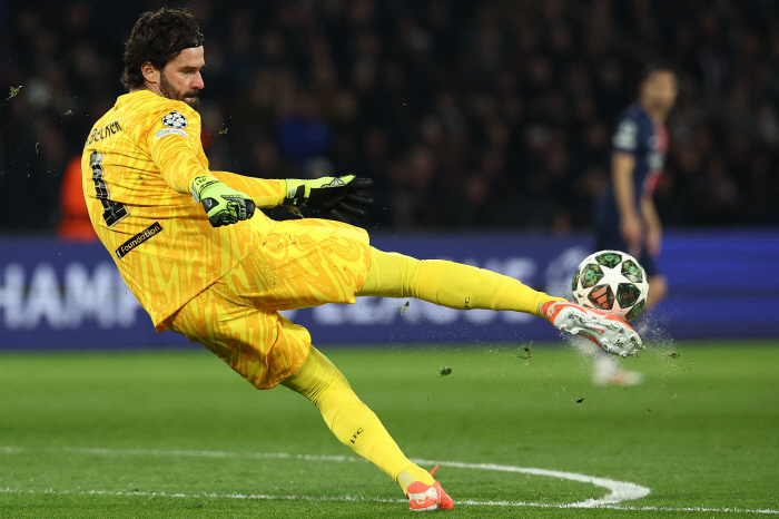 I've never seen a goalkeeper like this before! 28 PSG shots to click, Liverpool coach rave reviews