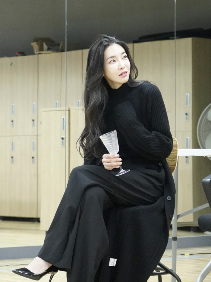 Lee Sang-hae's daughter-in-law, Kim Yun-ji, made her play debut with the premiere of Beginnings..Revealing the passionate practice scene